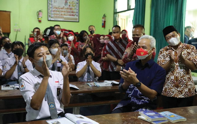 Gubernur Jateng Ganjar Pranowo berbincang dengan siswa, saat meninjau pelaksanaan vaksinasi booster di SMAN 1 Klaten, Rabu (13/7).