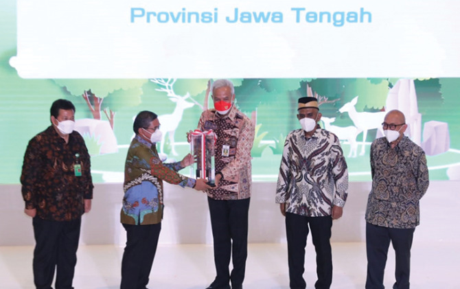 Gubernur Jawa Tengah Ganjar Pranowo menerima penghargaan Green Leadership Nirwasita Tantra 2021 dari Wakil Menteri LHK Alue Dohong di Gedung Manggala Wanabakti, Jakarta, Rabu (20/7). 