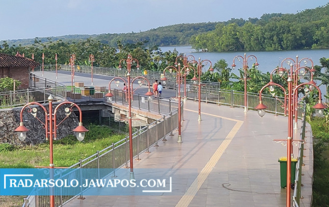 IKON BARU: Objek wisata New Kemukus di Sumberlawang, Sragen semakin menarik usai direvitalisasi. DPRD berharap ada segmen-segmen wisata di lokasi tersebut. (AHMAD KHAIRUDIN/RADAR SOLO)