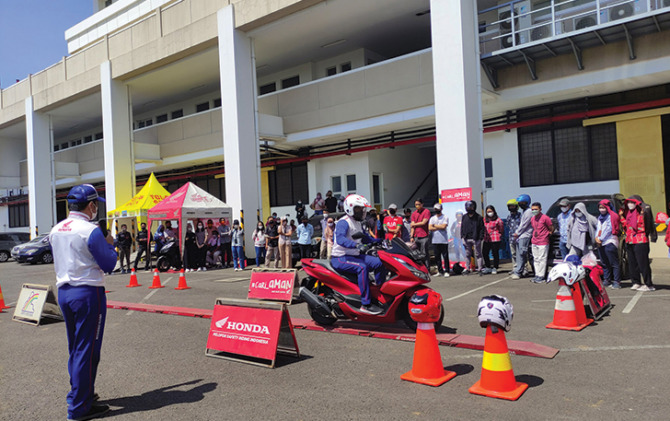 Instruktur safety riding Astra Motor Jateng memberi edukasi Cari Aman berkendara untuk karyawan PT Industri Jamu dan Farmasi Sido Muncul.
