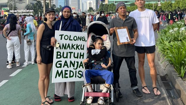 Andien bersama Santi, ibu yang bawa poster