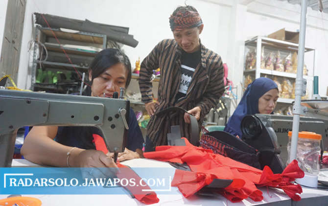 NGURI-URI BUDAYA: Apriyanta saat mendampingi tenaga penjahit di rumah produksinya di Omah Wayang, Desa Danguran, Kecamatan Klaten Selatan. (ANGGA PURENDA/RADAR SOLO)