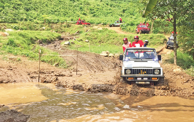 PACU ADRENALIN: Wisatawan diajak melintasi rute perbukitan hingga sungai. (KEMUNING JEEP ADVENTURE FOR RADAR SOLO)
