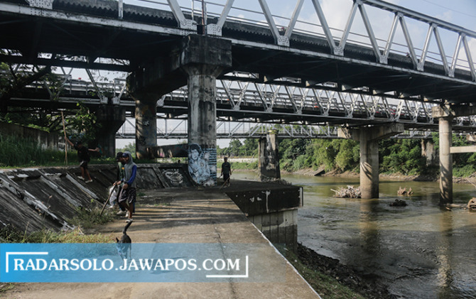 JALUR NASIONAL: Jembatan Jurug  segera direvitalisasi September mendatang. Sejumlah titik diperkirakan terdampak kepadatan kendaraan. (M. IHSAN/RADAR SOLO)