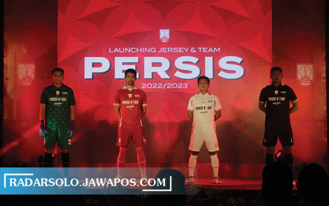 KAYA MAKNA: Jersey baru Persis Solo musim 2022/2023 yang di-launching, Kamis malam (21/7). (M. IHSAN/RADAR SOLO)