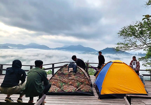 TERBUKA: Pengunjung Bukit Lubang Kilat bisa berkemah di sana. Menikmati alam terbuka sambil menyaksikan lembah hijau yang tertutup awan. (Ria Anggreany/Radar Sampit)
