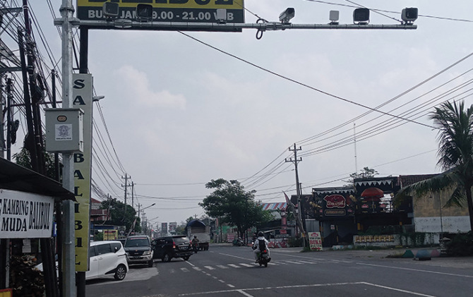 Salah satu titik kamera ETLE yang dipasang Satlantas Polres Sukoharjo di wilayah Begajah. (IWAN KAWUL/RADAR SOLO)