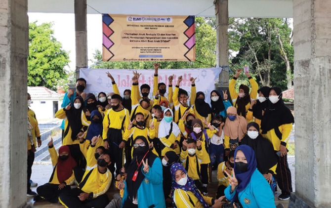 Tim PKM-PM Ular Tangga 3D Berbasis Kearifan Lokal bersama anak-anak siswa SLB Putro Oyotasih, Klaten.