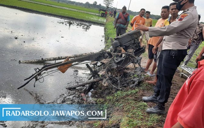 TRAGIS: Polisi menggelar olah TKP petani tewas di sawah.  (AHMAD KHAIRUDIN/RADAR SOLO)