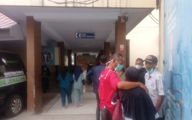 Keluarga korban tabrakan odong-odong dengan Kereta Api ( KA) di lintasan tanpa palang pintu di Desa Selibu, Kecamatan Kragilan, Kabupaten Serang berdatangan ke RSUD dr Drajat Prawiranegara, Kota Serang. (ANTARA)