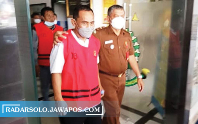 TERBUKTI BERSALAH: Mantan direktur BKK Karanganyar saat dikeler dari Kejari Karanganyar, beberapa waktu lalu. (RUDI HARTONO/RADAR SOLO)