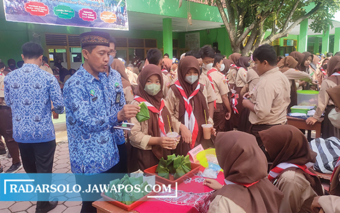 POTENSI: Salah satu kreasi siswa yang dipamerkan di kegiatan sekolah. (AHMAD KHAIRUDIN/RADAR SOLO)