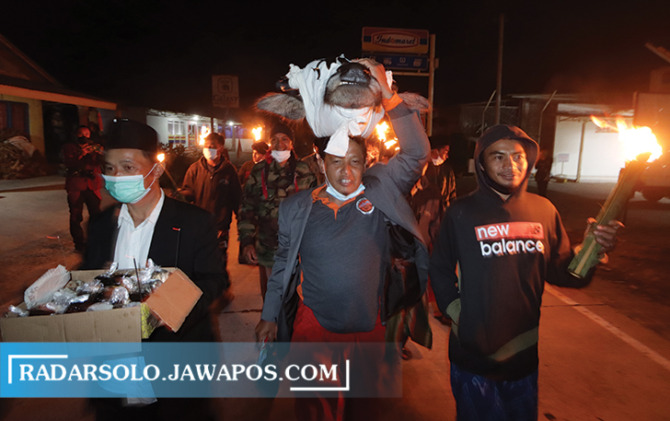 RUTIN TAHUNAN: Warga Desa Lencoh, Selo, Boyolali melarung kepala kerbau ke puncak Merapi, tahun lalu. (M. IHSAN/RADAR SOLO)