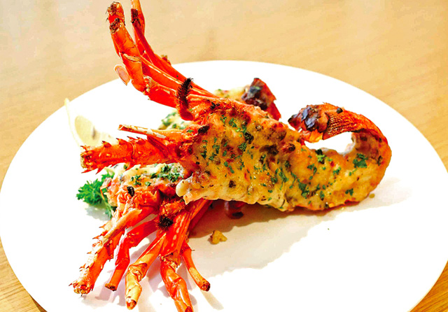 KAYA PROTEIN: Pemilihan lobster yang segar meningkatkan cita rasa sajian ini. Menjadi sajian utama, lobster bakar bisa disajikan dengan beragam pilihan karbohidrat. Salah satunya kentang. (Alfian Rizal/Jawa Pos)