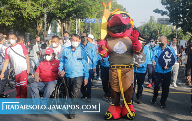 PENGENALAN: Launching Rajamala, maskot APG XI di Solo Car Free Day (CFD), Minggu (3/7).  (M. IHSAN/RADAR SOLO)