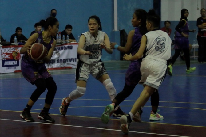 Klub Bhinneka Solo KU-18 putri yang terjun di ajang Bhinneka Competition di GOR St Mikael, belum lama ini. (M. IHSAN/RADAR SOLO)
