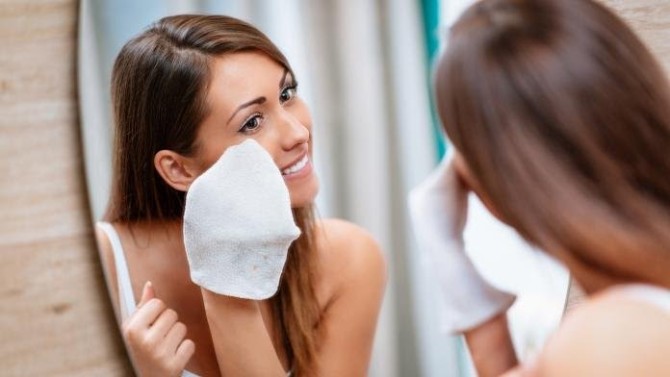 Ilustrasi: Perawatan wajah untuk membersihkan wajah (Danielle Wilkins/Expert Reviews)