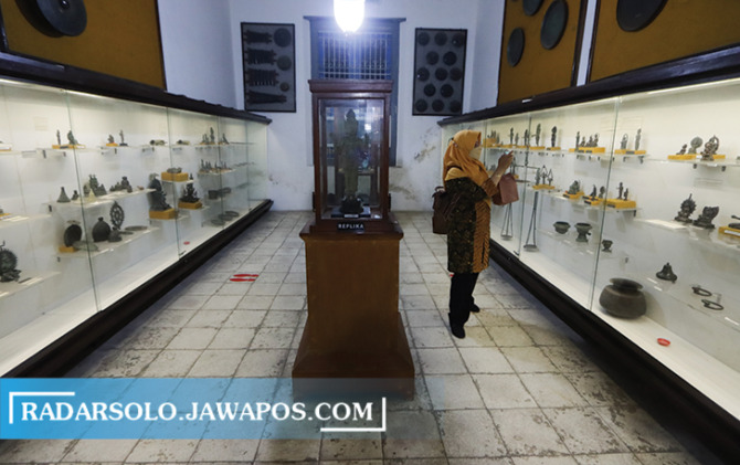 BUKA KUNJUNGAN: Museum Radya Pustaka menyimpan banyak naskah kuno. Upaya penyelematan naskah kuno dari kerusakan dengan cara digitalisasi. (M. IHSAN/RADAR SOLO)