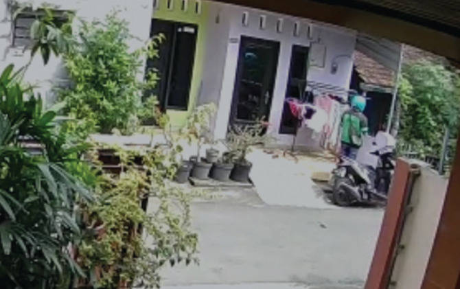 Pria berjaket ojol nelat curi jemuran pakaian dalam di Desa Prambatan Kidul, Kaliwungu, Kudus terekam CCTV. (ISTIMEWA/RADAR KUDUS)