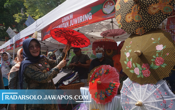 INDUSTRI KREATIF: Bupati Klaten Sri Mulyani mengunjungi salah satu booth pameran dari Kecamatan Juwiring, dengan produk unggulan berupa payung hias, kemarin (22/7). (ANGGA PURENDA/RADAR SOLO)