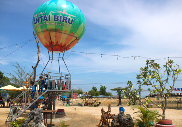 riang: Beberapa anak PAUD berlibur bersama di Pantai Biru, Desa Telaga Biru, Kecamatan Tanjung Bumi. Objek tersebut memang menyediakan sejumlah wahan untuk anak-anak. (Agustin Martono/Jawa Pos Radar Madura)