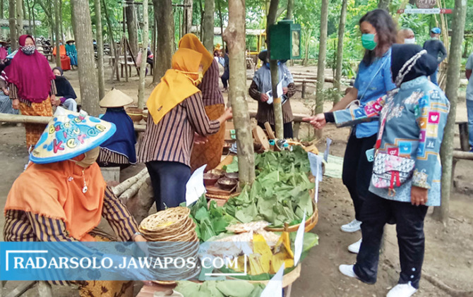 UNIK: Pasar wisata Bahulak di Desa Karungan, Plupuh. (AHMAD KHAIRUDIN/RADAR SOLO)