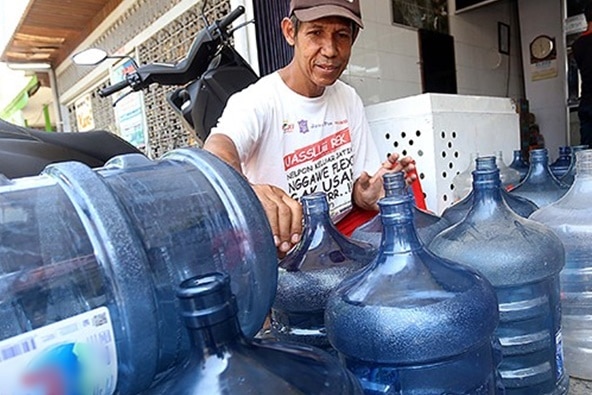 Kandungan Bispenol A (BPA) di dalam galon isi ulang disebut berbahaya untuk kesehatan. Khususnya pada ibu hamil, dikhawatirkan membawa dampak buruk bagi janin. Tetapi informasi ini masih belum bisa dibuktikan hingga saat ini.  (Riana Setiawan/Jawa Pos)