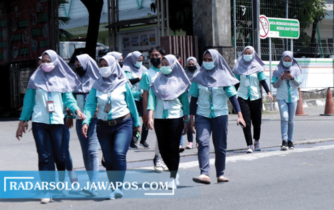 Pekerja pabrik garment di Dusun Butuh, Mojosongo, Boyolali.
