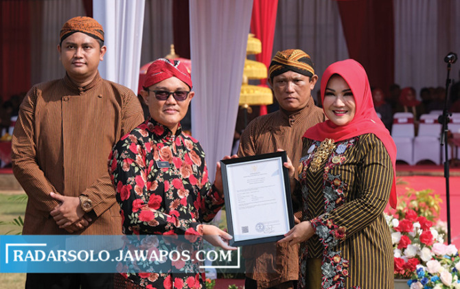 HAK PATEN: Bupati Klaten Sri Mulyani menerima HKI atas 18 potensi, di Stadion Trikoyo, Kamis (28/7). (ANGGA PURENDA/RADAR SOLO)