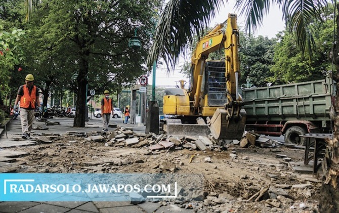 MULAI DITATA: Pekerja mulai pekerjaan membongkar kawasan Ngarsopuro yang akan dipercantik Minggu (18/7). (M. IHSAN/RADAR SOLO)