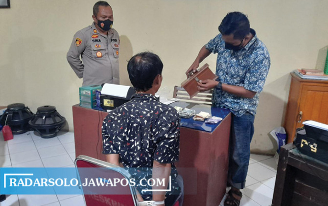 TERTANGKAP: Petugas Polsek Jateng tengah memeriksa pelaku pembobolan kotak amal di Masjid At Taqwa, Rabu (13/7). (RUDI HARTONO/RADAR SOLO)