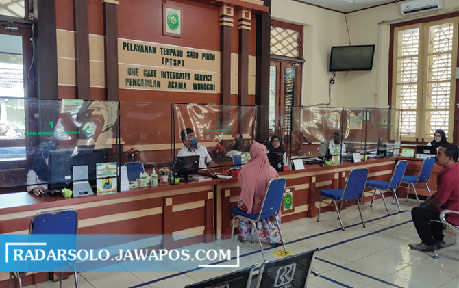 SELEKTIF BERI IZIN: Pelayanan di Kantor PA Wonogiri, Senin (4/7). Temoat ini menerima cukup banyak permohonan dispensasi kawin anak di bawah umur. (IWAN ADI LUHUNG/RADAR SOLO)