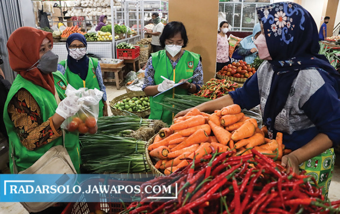RUTIN: Pengecekan kualitas makanan di los Pasar Legi belum lama ini. Ada syarat tambahan untuk perpanjangan SHP. (M. IHSAN/RADAR SOLO)
