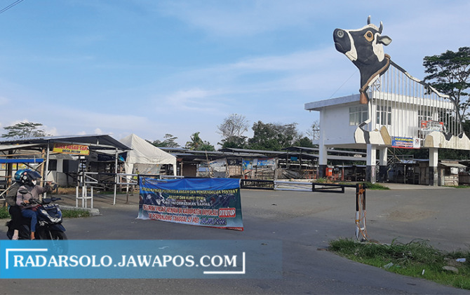 LENGANG: Penutupan pasar hewan di Boyolali kembali diperpanjang, kemarin. Menyusul penetapan daerah-daerah yang menjadi wabah PMK, termasuk Boyolali. (RAGIL LISTIYO/RADAR SOLO)