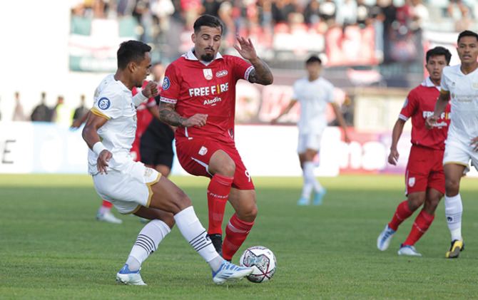 KALAH LAGI: Penyerang Persis Solo Gerrard Artigas berhadapan dengan pemain Dewa United di laga perdana Liga 1 di Stadion Moch Soebroto Magelang, Senin (25/7). (PERSIS SOLO OFFICIAL)