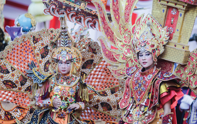 Peserta Solo Batik Carnival dengan kostumnya yang megah, Kamis (7/7). (M.IHSAN/RADAR SOLO)