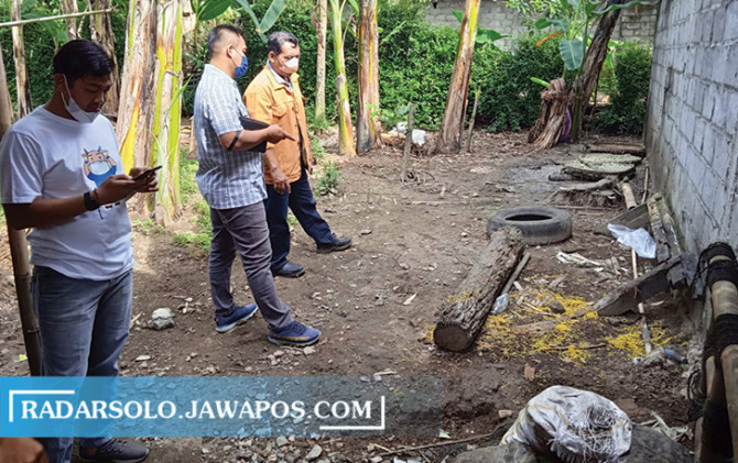 PANTAU LANGSUNG: Petugas Dinas Kesehatan Boyolali memeriksa lokasi dan tempat produksi pembuatan mi boraks di Dusun Krisik, Desa Karangnongko, Mojosongo, Kamis (14/7). (RAGIL LISTIYO/RADAR SOLO)