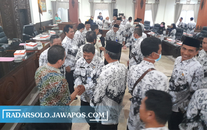 AUDIENSI: Puluhan pengurus PGRI memperjuangkan nasib PTT-GTT yang bertugas di sekolah. Mereka bertemu pimpinan DPRD Karanganyar, kemarin. (RUDI HARTONO/RADAR SOLO)
