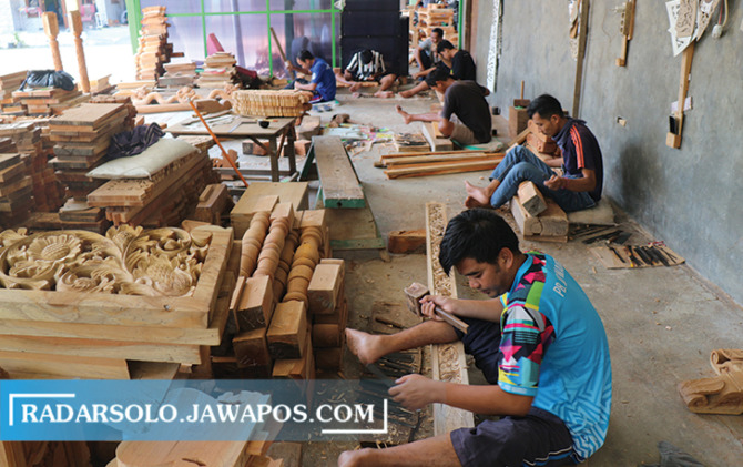 NGURI-URI BUDAYA: Pekerja menggarap rancak gamelan di rumah produksi milik Komir di Jatibedug, RT 02 RW 03 Kelurahan Punduhsari. (IWAN ADI LUHUNG/RADAR SOLO)