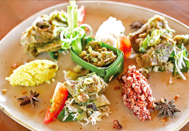 MENGGUGAH SELERA: Sajian iga lombok ijo dengan nasi tiga rupa kreasi chef Adit. Proses memasak membuat bumbu meresap sempurna. (Alfian Rizal/Jawa Pos)