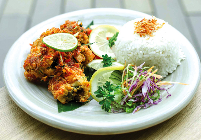 SENSASI PEDAS: Sajian lengkap belut krispi dengan sambal rica-rica ini bisa untuk makan siang dan malam. (Alfian Rizal/Jawa Pos)