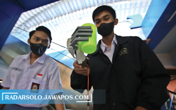 MINIM LIMBAH: Prosthesis hand alias robot tangan kreasi siswa SMK St. Mikael Surakarta, yang diklaim mampu membantu penyandang disabilitas. (ARIEF BUDIMAN/RADAR SOLO)
