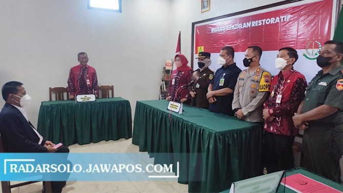 SIMULASI: Forkompimda Kabupaten Sragen mempraktikkan penyelesaian sengketa di rumah keadilan restoratif Desa Jetak, (AHMAD KHAIRUDIN/RADAR SOLO)