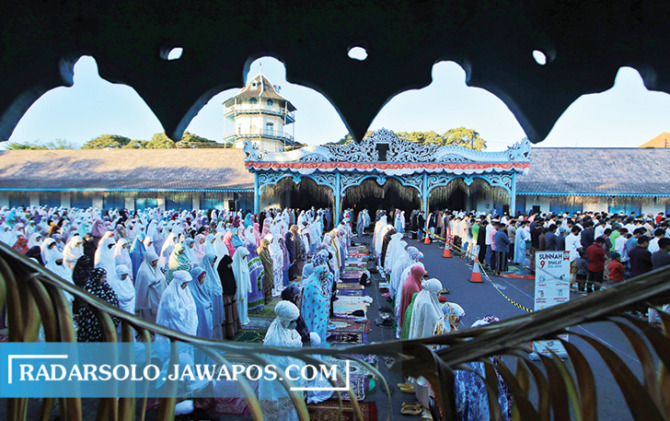 Ilustrasi salat Idul Adha di halaman Kori Kamandungan Keraton Kasunanan Surakarta. (AREIF BUDIMAN/RADAR SOLO)