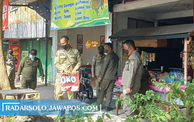 LANGGAR ATURAN: Satpol PP Boyolali mengamankan lapak PKL di Jalan Pandanarang, Rabu (13/7). (RAGIL LISTIYO/RADAR SOLO)