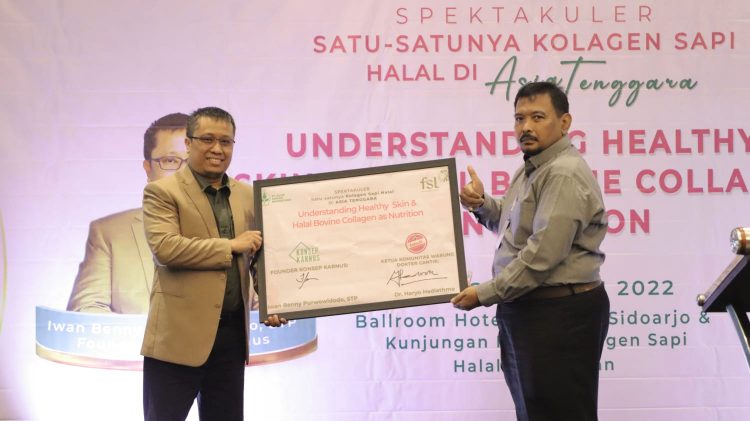 Penyerahan secara simbolis piagam sebagai apresiasi diadakannya seminar Understanding Health Skin & Halal Bovine Collagen as Nutrition dari Founder Konsep Karnus & Brand FSL Iwan Benny Purwowidodo kepada dr dr. Haryo Hadiathmo sebagai Ketua Kowadik (Komun