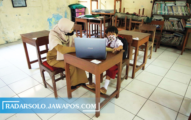 KRISIS SISWA: Suasana kegiatan belajar mengajar kelas I SDN Sriwedari yang hanya memiliki satu siswa baru. Sejumlah sekolah swasta di Kota Solo juga mengalami krisis siswa. (ARIEF BUDIMAN/RADAR SOLO)