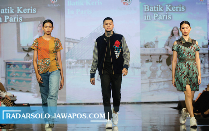 TRENDY: Aksi catwalk para model dengan outfit batik pada Solo Fashion Week 2022 di Solo Paragon Lifestyle Mall, Jumat (1/7). (M. IHSAN/RADAR SOLO)