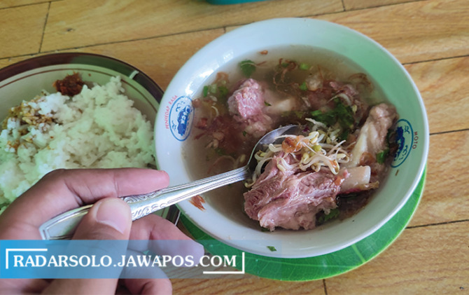 SEGAR: Kuah bening Soto Tengkleng Sumberlawang dengan daging sapi yang tebal. (AHMAD KHAIRUDIN/RADAR SOLO)