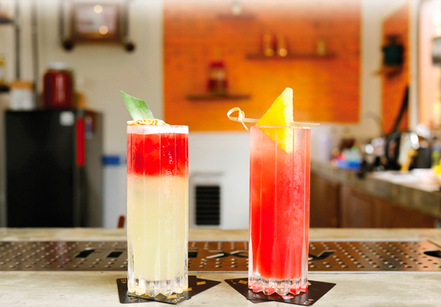 PENDAMPING MAKAN DAGING: Bahan-bahan untuk meracik sparkling watermelon serta hibicus pina colada tak sulit didapat. Antara lain, semangka, air jeruk nipis, air soda, sai jus nanas, rosela, dan air kelapa. (Puguh Sujiatmiko/Jawa Pos)